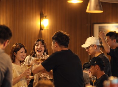 朋友相約喝一杯